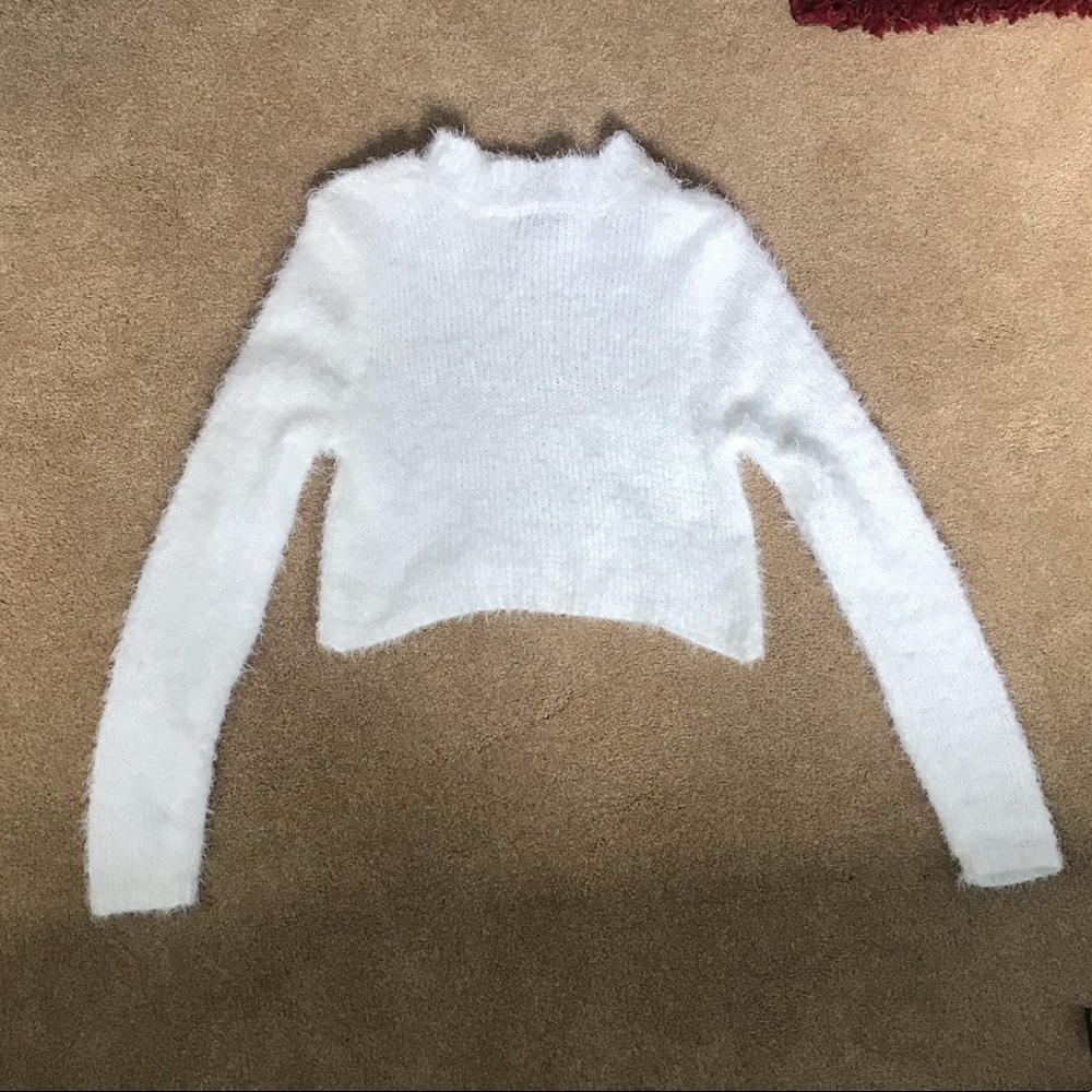 🎉🎉UO white long sleeved crop top fuzzy sweater